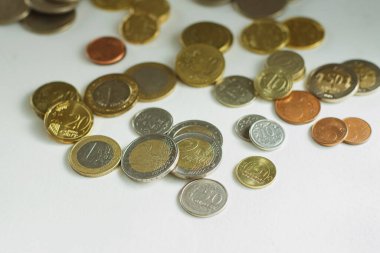 Önünde 1 ve 2 avro olan çeşitli Avrupa sikkeleri