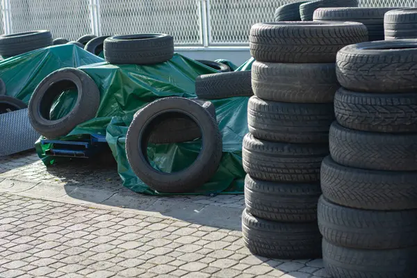 Yığınlar halinde kullanılan otomobil lastikleri