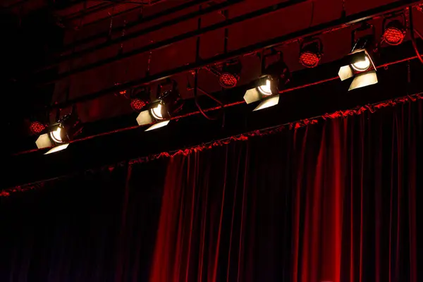 Sahne ışıkları ve kırmızı kadife perde