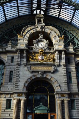 Antwerp merkez tren istasyonunda saat