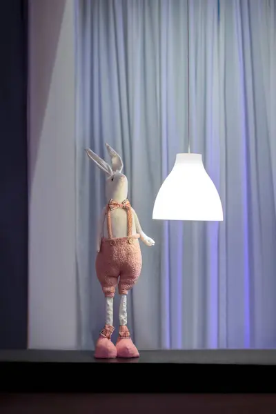 Beyaz tavşan bebek Paskalya süslemesi