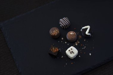 Siyah tepside çikolata çeşitleri.