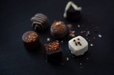 Siyah arka planda yüksek kaliteli çikolatalar.