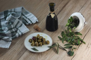 Mutfakta zeytin ve zeytin yağı ve zeytin ağacı yaprakları.