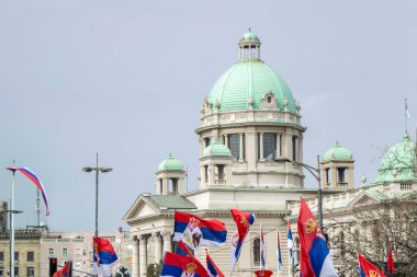 Belgrad 'daki Ulusal Meclis Binası Sırbistan' ın bayraklarıyla çevrili