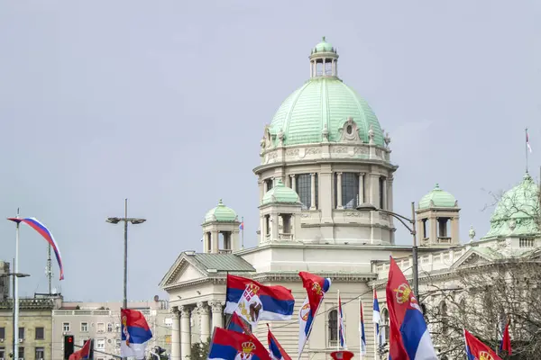 Belgrad 'daki Ulusal Meclis Binası Sırbistan' ın bayraklarıyla çevrili