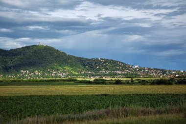 Vrac tepeleri manzara kasabası ve kule kalesi