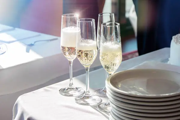 Şampanya bardakları masada.