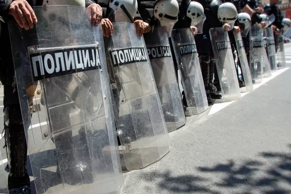 Sırp toplum polisi barışçıl gösteriler sırasında kalkanlarını indirdi