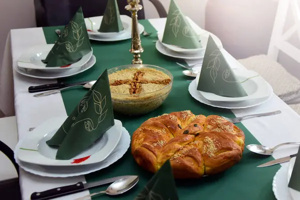 Geleneksel Sırp dini aile bayramı slavası için masa hazır.