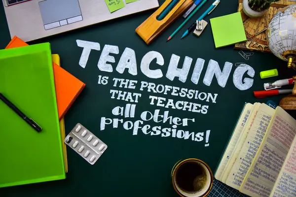 İlham verici yazılar yazan malzemeler.