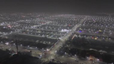 Mahakumbh 2025 'in gerçek üstü güzelliğine tanık olun. Parlak çadırları ve sakin sisli bir ambiyansı olan gece çadırı şehri..