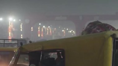 Prayagraj, Uttar Pradesh, Hindistan, 11 Ocak 2025. Büyük bir kalabalık Kumbh Mela 'daki Gamalı Kapı' nın yakınındaki yolu geçiyor, ruhani bağlılığın canlı ve canlı bir sahnesini oluşturuyor..