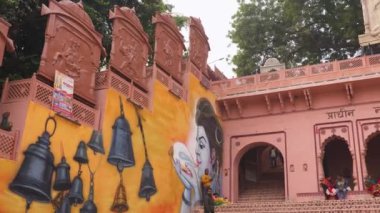 Prayagraj, Uttar Pradesh, Hindistan, 12 Ocak 2025. Prayagraj 'daki Nagbasuki Tapınağı' nın girişi görkemlidir. Karmaşık oymalarla süslenmiştir. Dindarları kutsal mekanına davet eder..
