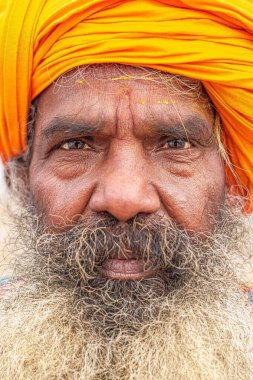 13 Ocak 2025, Prayagraj, uttar Pradesh, Hindistan. Kumbh 'lı sakallı Sadhu' nun yakın çekimi, onun yoğun bakışları ve yıpranmış yüz hatları derin ruhsal bağlantısını ve sofu yolculuğunun bilgeliğini somutlaştırıyor..