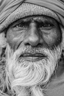 13 Ocak 2025, Prayagraj, uttar Pradesh, Hindistan. Sakallı Sadhu 'nun siyah-beyaz bir fotoğrafı. Yüzü bilgelik ve ruhani derinlik hikayeleriyle dolu. Huzur ve içgözlem dolu..