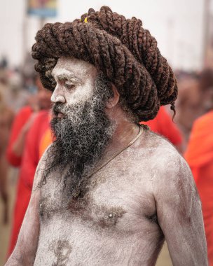 14 Ocak 2025, Prayagraj, uttar Pradesh, Hindistan. Sadhu 'nun kafasında uzun, süslü bir jata, disiplini ve ruhani bağlılığı sembolize eder, sakin ve derin bir bilgelik duygusu yayar..