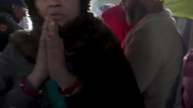 12 Ocak 2025, Prayagraj, uttar Pradesh, Hindistan. Kumbh Mela 'daki küçük bir akhada' nın huzur verici ortamı akşam aarti 'siyle canlanıyor. Petrol lambaları, ilahiler ve adanmışlık ilahi bir atmosfer yaratıyor..