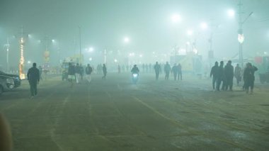 12 Ocak 2025, Prayagraj, uttar Pradesh, Hindistan. 12 Ocak 2025, Prayagraj, uttar Pradesh, Hindistan. Seyrek fanatiklerle dolu sisli sokaklar Kumbh Mela 'da mistik ve huzurlu bir sahne yaratıyor..