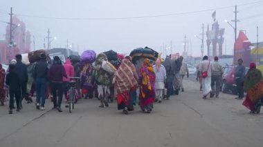 13 Ocak 2025, Prayagraj, Uttar Pradesh, Hindistan. Sadık dindarlardan oluşan barışçıl bir geçit Ganj 'a doğru yola çıktı. Kutsal sabah banyosu için hazırlar..