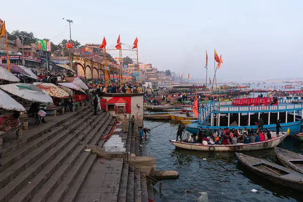 Varanasi, Uttar Pradesh, Hindistan, 26 Ocak 2024: Güneş ufuktan aşağı batar, Gangaz dalgalarının günün son altın ışıklarını yakaladığı Dashashwamedh Ghat üzerinde uzun gölgeler bırakır.