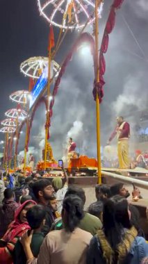 Varanasi, Uttar Pradesh, Hindistan, 28 Ocak 2024: Dashashwamedh Ghat büyüleyici Ganga Aarti ile canlanıyor, rahipler birlikte yanan lambaları sallıyor, geceyi bağlılık ve ruhanilikle dolduruyorlar..