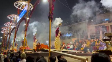 Varanasi, Uttar Pradesh, Hindistan, 28 Ocak 2024: Dashashwamedh Ghat 'ta Ganga Aarti' nin ihtişamına şahit olun, rahipler yanan lambaları tutarken, mükemmel ritimle dua ederken, kutsal Ganj Nehri 'ni onurlandırırken,.