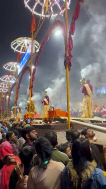 Varanasi, Uttar Pradesh, Hindistan, 28 Ocak 2024: Dashashwamedh Ghat 'ta akşam Ganga Aarti: Rahipler pirinç lambaları, tütsü ve ilahilerle nefes kesici bir ayin gerçekleştirerek Ganj kıyılarında ilahi bir atmosfer yarattılar..