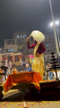 Varanasi, Uttar Pradesh, Hindistan, 28 Ocak 2024: Hindu rahipler Dashashwamedh Ghat, Varanasi 'de havayı ruhsal enerjiyle dolduran ateşli lambalar, ritmik çanlar ve ilahilerle Ganga Aarti' yi icra ederler..