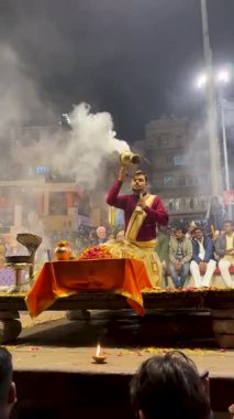 Varanasi, Uttar Pradesh, Hindistan, 28 Ocak 2024: Dashashwamedh Ghat 'ta Ganga Aarti' nin büyüleyici bir sahnesi rahipler büyük yanan lambalar, tütsü dumanı ve kutsal mantraların sesi ile ayinler yapıyorlar..