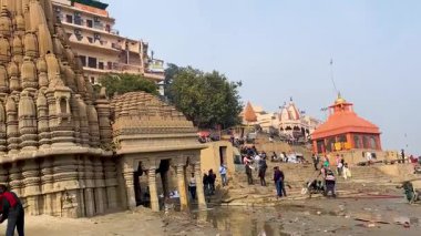 Varanasi, Uttar Pradesh, Hindistan, 28 Ocak 2024: Ratneshwar Tapınağı 'nın eşsiz görüntüsü, kutsal Ganga' nın yanında güçlü duruyor, Varanasi 'nin zamansız mirasını yansıtıyor..