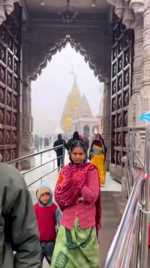 Varanasi, Uttar Pradesh, Hindistan, 26 Ocak 2024: Kashi Vishwanath Tapınağı 'nın ender ve görkemli bir ön kapı görüntüsü, Varanasi' nin kalbinde muhteşem girişini, karmaşık mimarisini ve ruhani aurasını sergiliyor..