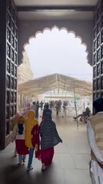 Varanasi, Uttar Pradesh, Hindistan, 26 Ocak 2024: Kashi Vishwanath Tapınağı 'ndan uzaklaşan sakin patika, arka taraftaki büyük geçidine ender bir bakış sunuyor..