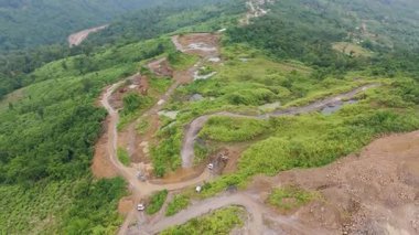 Hava görüntüleri doğanın yok oluşunu gösteriyor. Madencilik, Meghalayalar 'ın yağmurla ıslanmış tepelerini oyuyor ve solmakta olan yeşilliklerin ortasında çorak bir kara parçası bırakıyor..