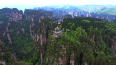 Çin Dağları 'nın Tepesi Tapınakları ve Yeşiller Bahçesi Havadan Görünümü