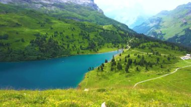Görkemli Dağlarla çevrili yemyeşil vadide bulunan Alp Gölü