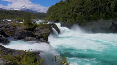Güçlü Patagonya Nehri Akıntısı Kayalık Arazi 'de, Karlı Dağ' ın yanında çağlıyor