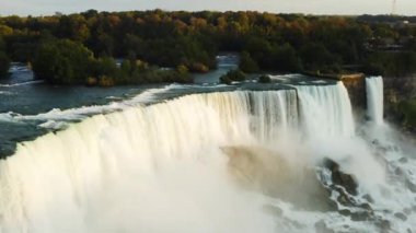 Niagara Şelaleleri 'nin Görkemli Hava Manzarası, Şelale Şelaleleri ve Yeşillik Yeşil Yapraklar