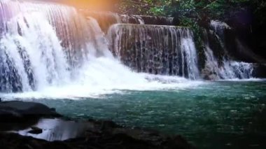 Serene Çoklu Katmanlı Şelale Huzur Havuzu 'na Şelale Şelalesi