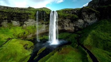 Görkemli Seljalandsfoss Şelalesi Verdant İzlanda Uçurumundan Atlıyor