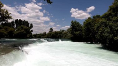 Çalkantılı Nehir Akıntısı Çamurlu Yeşil Yeşiller Altında Kısmen Bulutlu Bir Gökyüzü Altında