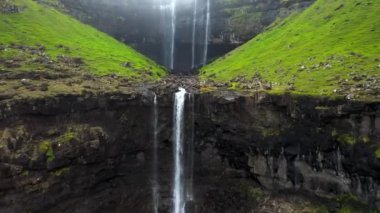 Görkemli bir Şelalenin Yeşillik Uçurumdan Düşüşünün Hava Görüntüsü
