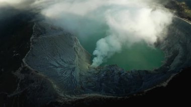 Duman yayan Kawah Ijen Volkan Krateri Gölü Havadan Görünümü
