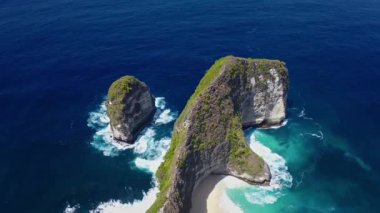 Nusa Penida 'nın Dramatik Uçurumları ve Turkuaz Suları' nın Hava Görüntüsü