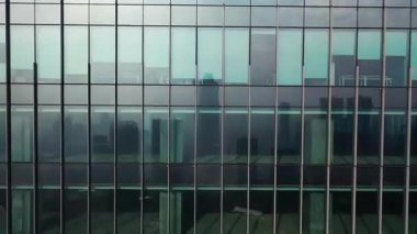 Kentsel Skyline Modern Cam Uzun Bina Cephesi 'ne Yansıtıldı