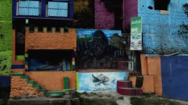Canlı Grafiti Adlı Tuğla Binalar ve Küçük Portakal Yapısı