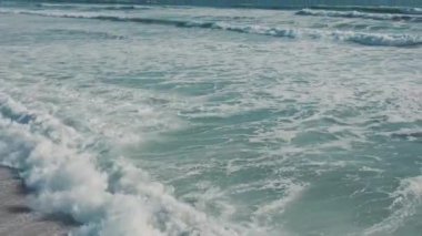 Okyanus Dalgaları Sandy Shore 'a çarpıyor