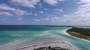 Turkuaz Gölünün Hava Görüntüsü, Beyaz Kum Plajı, ve Yeşilyeşil Kıyı Çizgisi