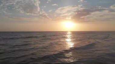 Yumuşak Dalgalı Huzurlu Okyanus Günbatımı Yuvarlanan Ashore