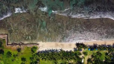 Okyanus Dalgaları ve Taş Yapısı ile Tropikal Plajın Hava Manzarası